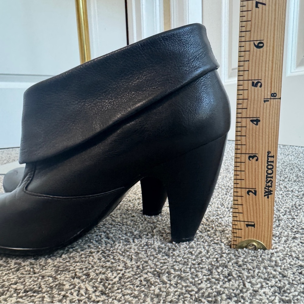 Sofft Women's Size 7M Freeda Black Leather Closed Toe Slip On Ankle Booties - Picture 9 of 11